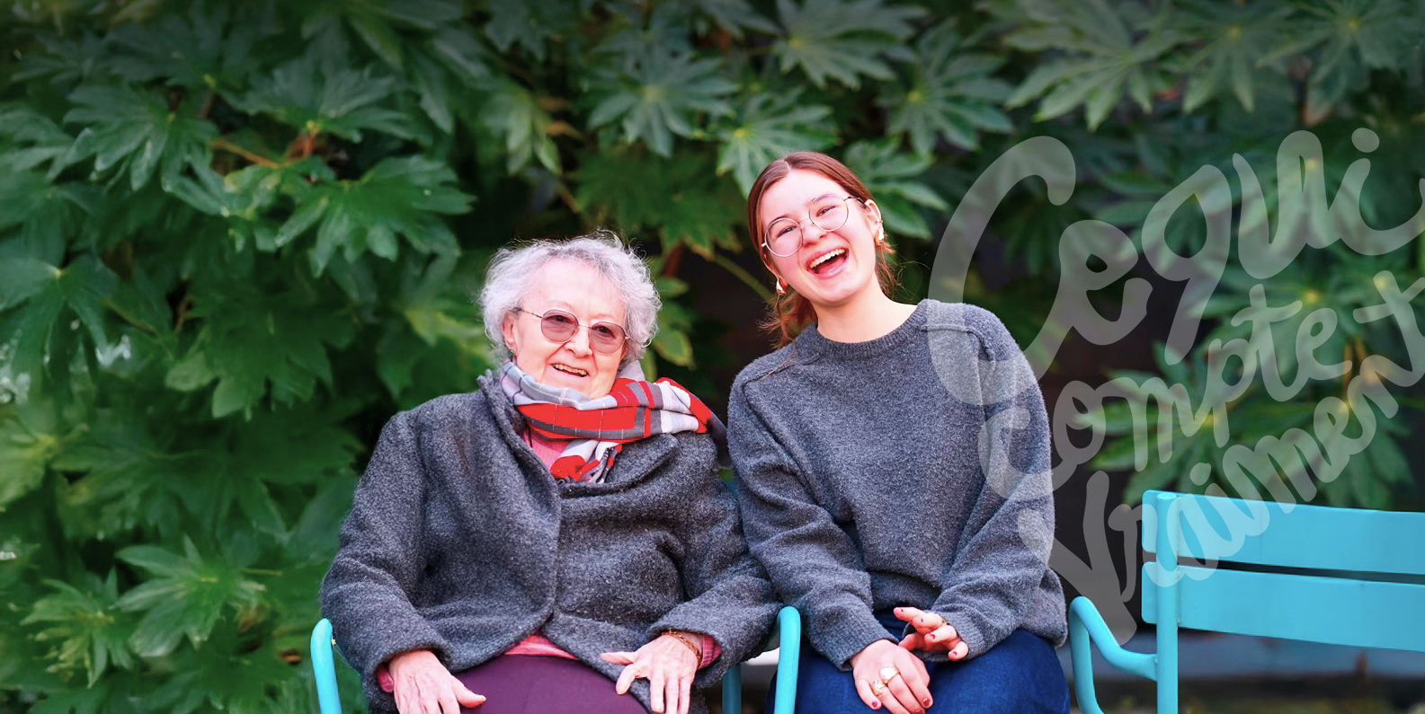 Deux femmes souriantes côte à côte